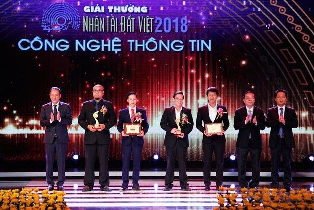 Ông Lê Hồng Hà - Phó Tổng Giám đốc Vietnam Airlines (ngoài cùng, bên trái) cùng Bộ trưởng Bộ Khoa học và Công nghệ Chu Ngọc Anh - trao giải Ba CNTT cho các nhóm tác giả đoạt Giải thưởng Nhân tài Đất Việt