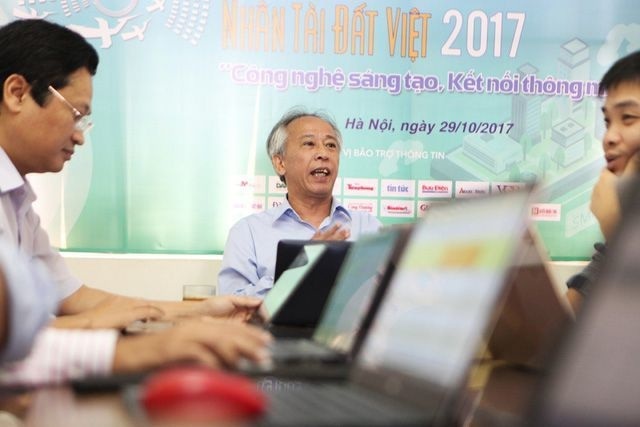  Không chỉ những nhân vật lão làng trong lĩnh vực CNTT tham gia chấm thi như ông Nguyễn Long - Tổng Thư ký Hội tin học Việt Nam. 