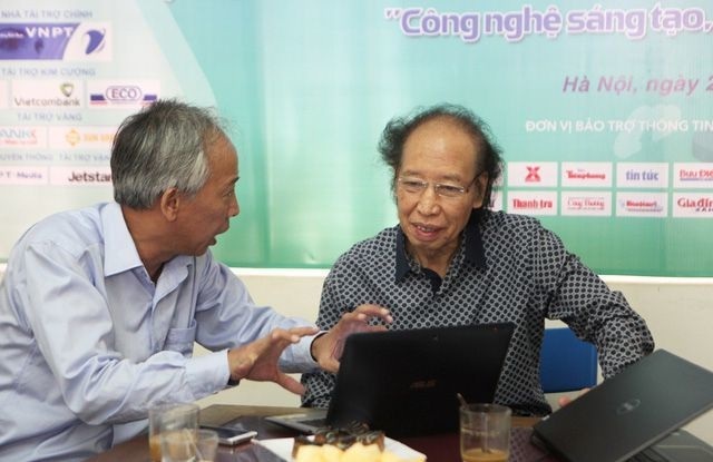  Ông Nguyễn Long - Chủ tịch Hội đồng sơ khảo trao đổi nhanh với nhà báo Phạm Huy Hoàn - Trưởng ban tổ chức Giải thưởng Nhân tài Đất Việt về tổng quan các sản phẩm dự thi năm 2017. 