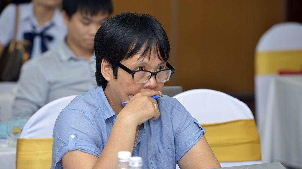  PGS.TS Lương Chi Mai - Thành viên của Hội đồng chấm thi Sản phẩm Hệ thống CNTT triển vọng chăm chú lắng nghe tác giả thuyết trình. 
