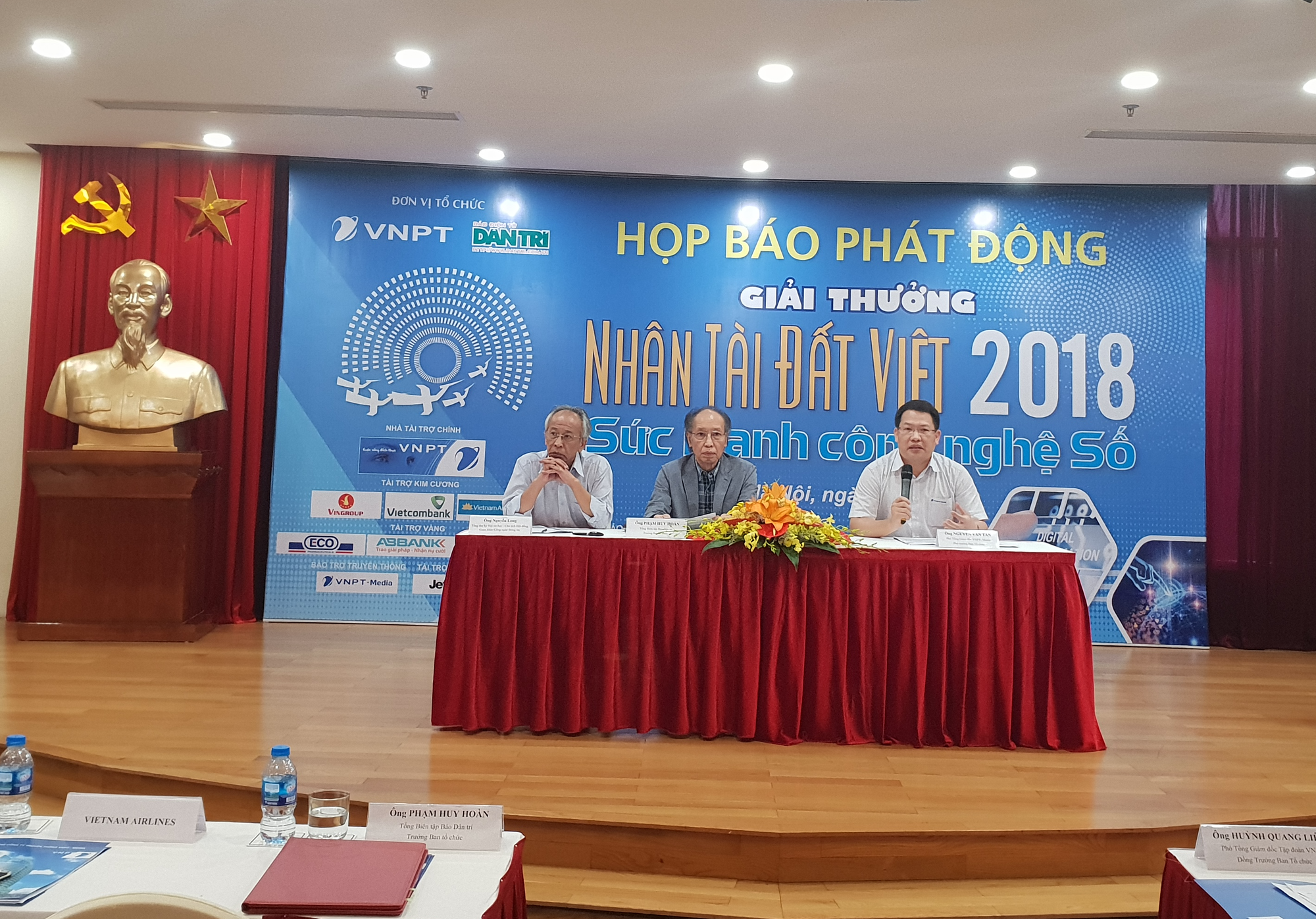  Đại diện BTC Nhân tài Đất Việt 2018 trả lời các câu hỏi của phóng viên về các điểm mới của Giải thưởng. 