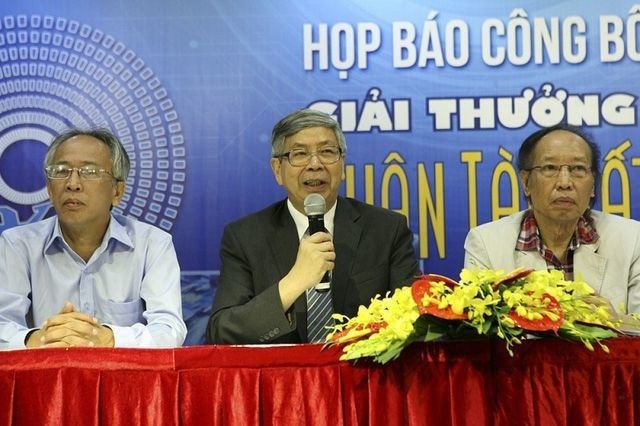 GS Đặng Vũ Minh: Các sản phẩm lọt vào Chung khảo có ý nghĩa thực tế rất cao - 1 GS.TSKH Đặng Vũ Minh đưa ra lời khuyên đối với các thí sinh tham dự Giải thưởng.
