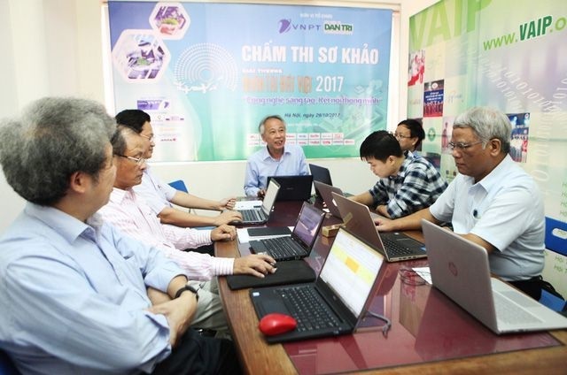 Một trong những điểm làm cho Giải thưởng Nhân tài Đất Việt luôn uy tin và được dư luận xã hội đánh giá cao đó là Hội đồng chấm thi làm việc hoàn toàn độc lập với Ban tổ chức Giải thưởng. Các thành viên chấm thi đều là các chuyên gia đầu ngành trong lĩnh vực CNTT. 