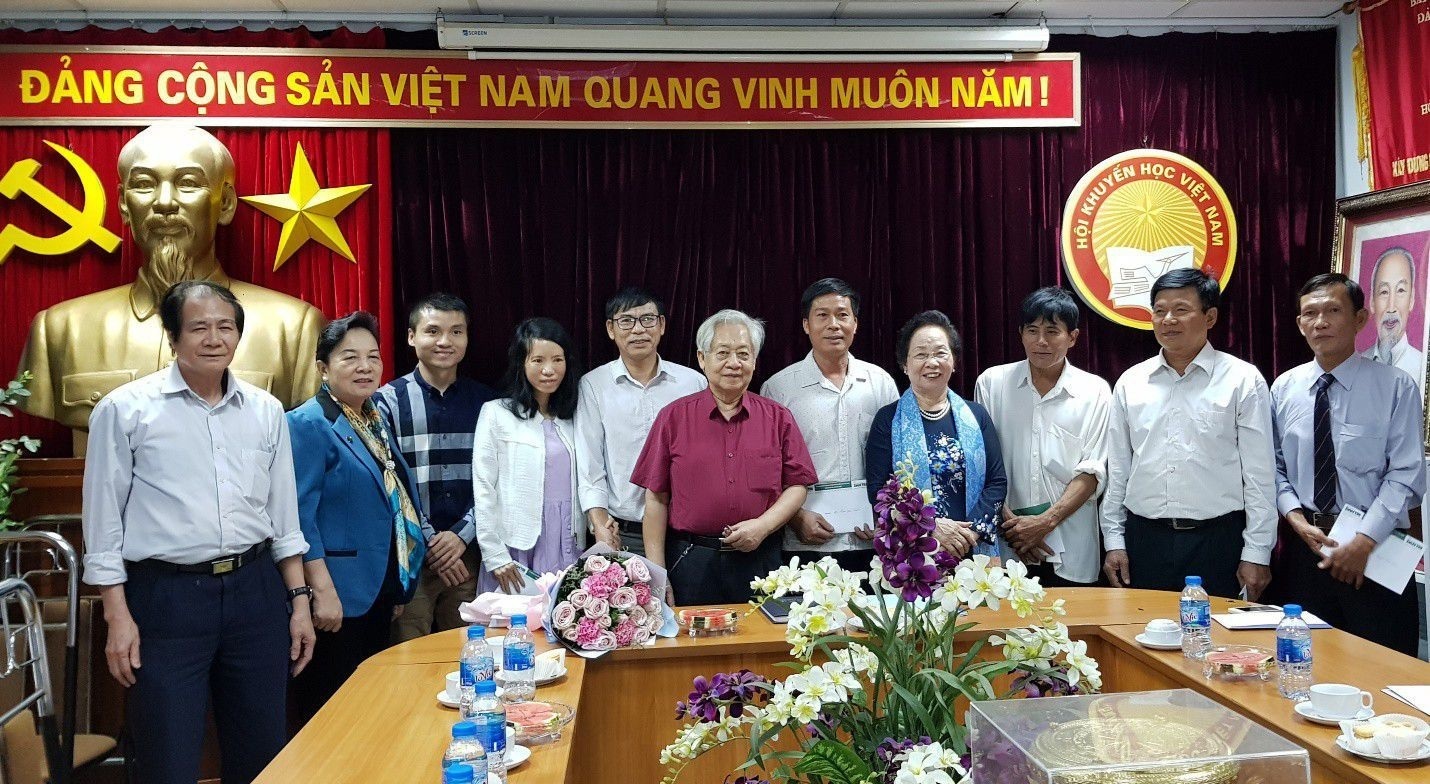 Lãnh đạo Hội KHK và 6 tác giả đạt giải thưởng Khuyến tài – Nhân tài đất Việt 2018.