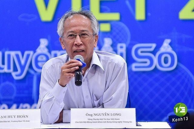 Ông Nguyễn Long - Tổng thư ký Hội Tin học Việt Nam, Chủ tịch Hội đồng Giám khảo trả lời câu hỏi của các phóng viên