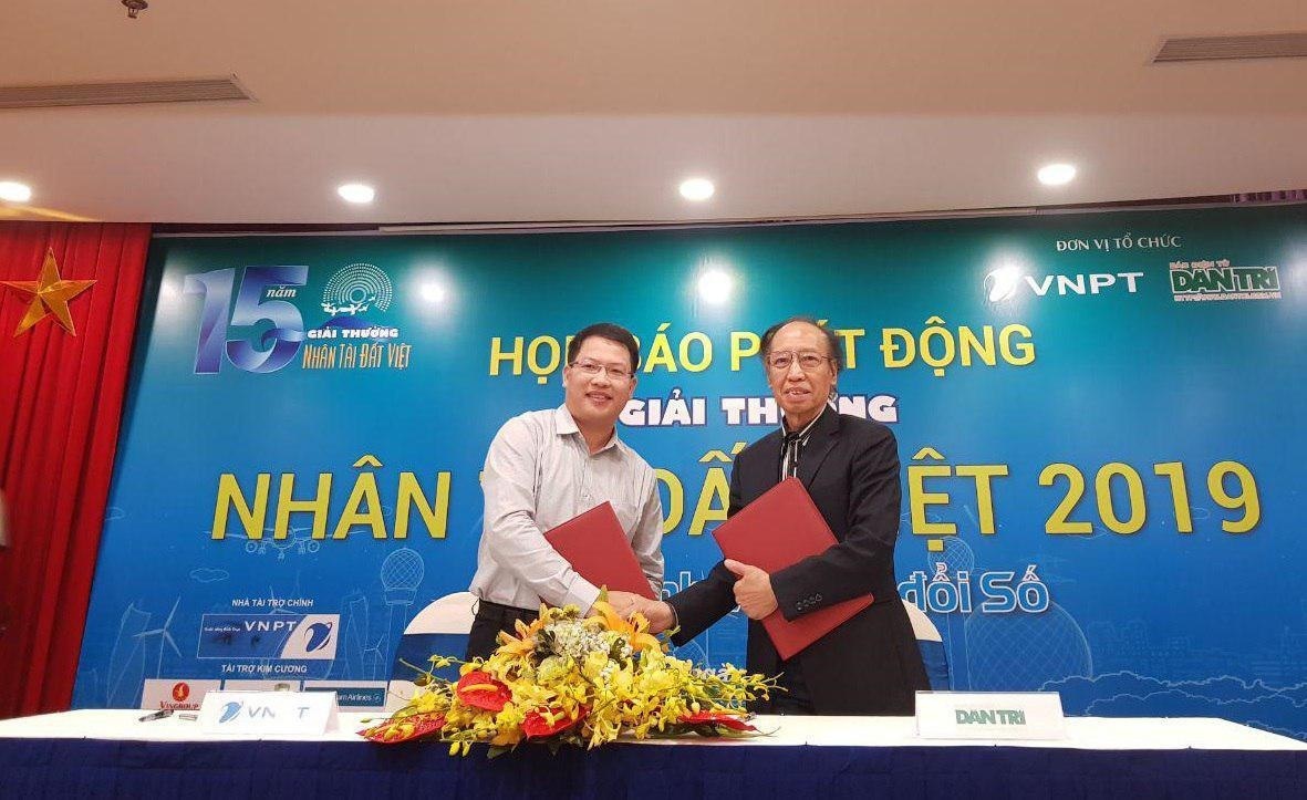 Đại diện 2 đơn vị đồng tổ chức ký kết thỏa thuận tổ chức Giải thưởng Nhân tài Đất Việt 2019