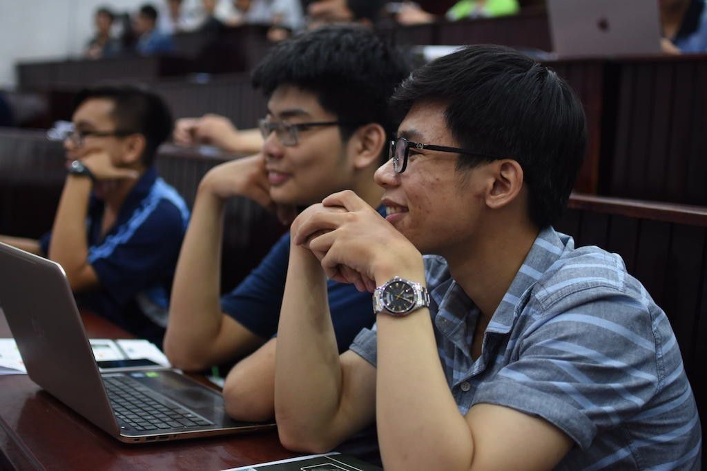 Sinh viên trường ĐH Khoa học tự nhiên thích thú lắng nghe những chia sẻ của đàn anh Lê Yên Thanh