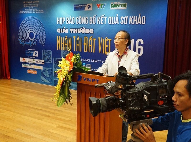 20 sản phẩm xuất sắc lọt vào vòng Chung khảo Giải thưởng Nhân tài Đất Việt 2016 - 2
Nhà báo Phạm Huy Hoàn - Tổng biên tập Báo điện tử Dân trí, Trưởng ban tổ chức Giải thưởng Nhân tài Đất Việt 2016 phát biểu tại buổi họp báo công bố kết quả sơ khảo.