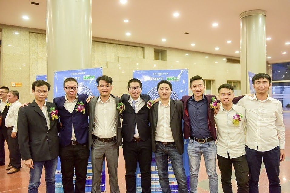 Nhóm tác giả của FastGo trong đêm trao giải Nhân tài Đất Việt 2018. Ảnh: Toàn Vũ