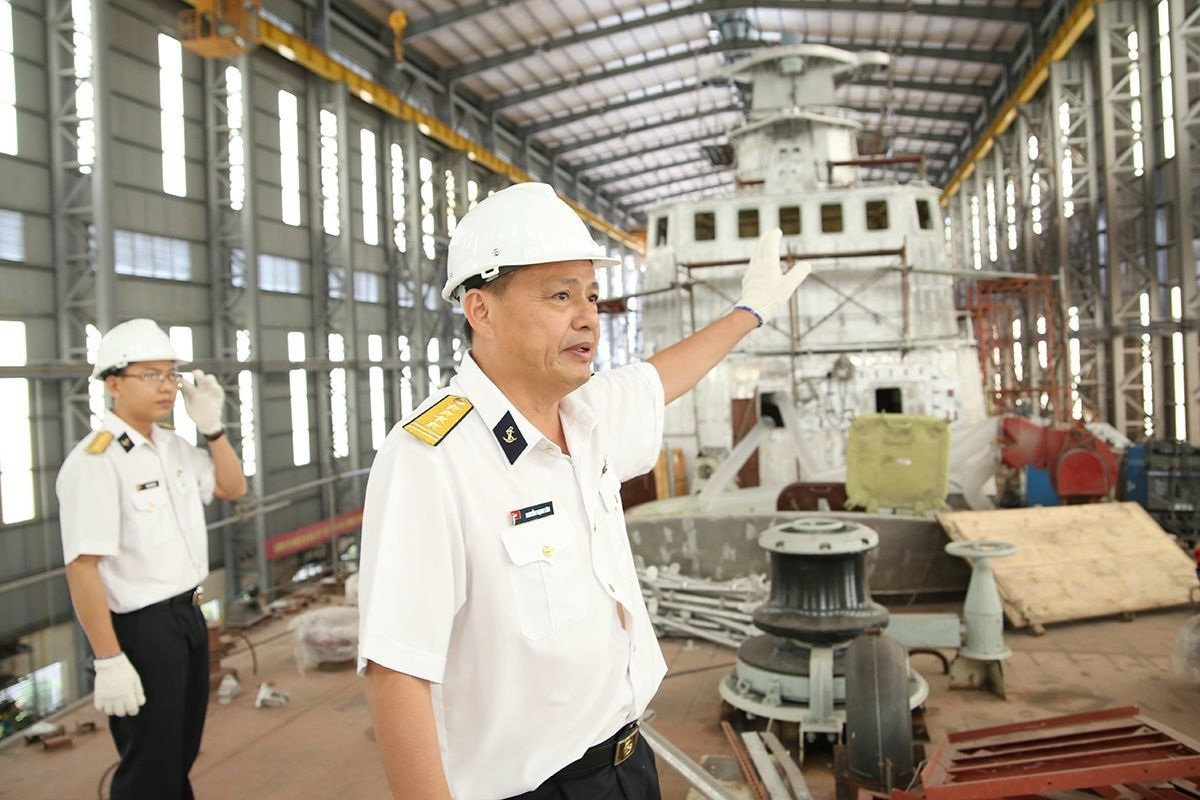 Vinh danh công trình “Nghiên cứu, ứng dụng và làm chủ công nghệ đóng tàu quân sự 12418” - 2 Đại Tá Nguyễn Mạnh Lân bên cặp tàu M thứ 3 đang đóng mới