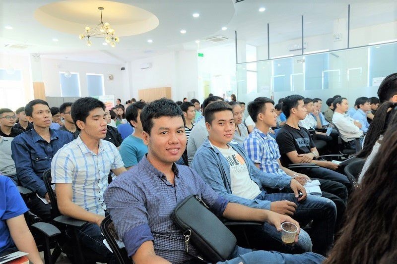 Nhân tài Đất Việt sẽ luôn là vườn ươm, bệ phóng cho các Startup - 2 Đông đảo các bạn trẻ thuộc cộng đồng Startup Đà Nẵng đến tham dự workshop để trực tiếp lắng nghe thông tin về Giải thưởng Nhân tài Đất Việt 2017.