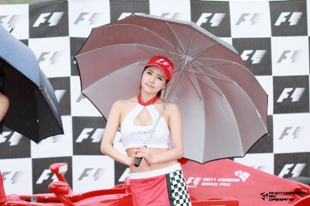 Kiều nữ Hàn tạo dáng bên xe đua F1 - 8