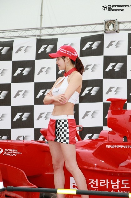 Kiều nữ Hàn tạo dáng bên xe đua F1 - 13