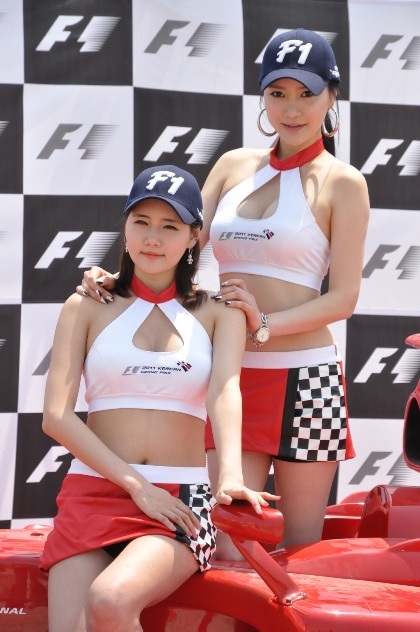 Kiều nữ Hàn tạo dáng bên xe đua F1 - 16