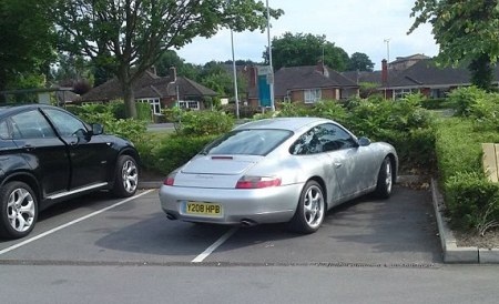 Những kiểu đậu xe khó thông cảm - 9