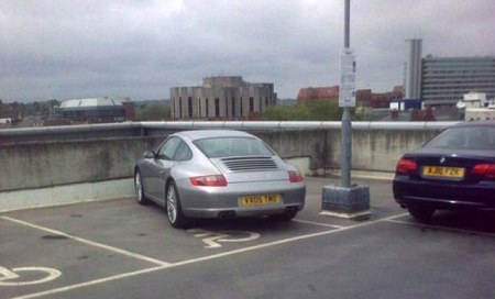 Những kiểu đậu xe khó thông cảm - 10