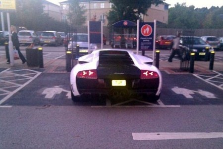 Những kiểu đậu xe khó thông cảm - 8