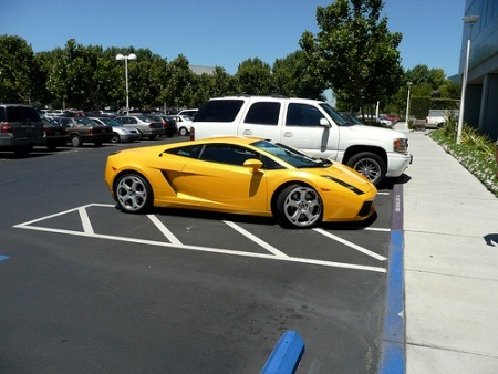 Những kiểu đậu xe khó thông cảm - 1