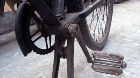 Cận cảnh chiếc xe đạp-máy hơn 70 tuổi - 7 Cận cảnh chiếc xe đạp-máy hơn 70 tuổi - 7