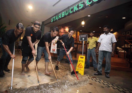 Singapore: Siêu xe ngập trong nước mưa - 10