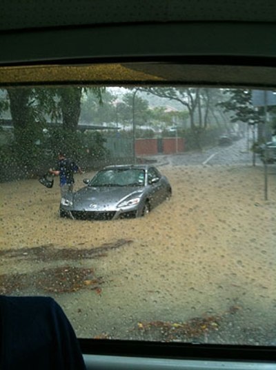 Singapore: Siêu xe ngập trong nước mưa - 12