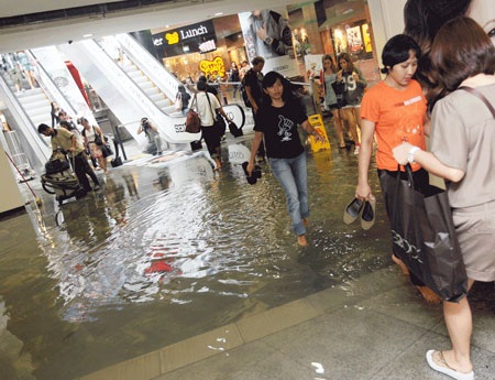 Singapore: Siêu xe ngập trong nước mưa - 11