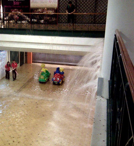 Singapore: Siêu xe ngập trong nước mưa - 9