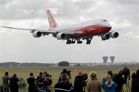 Máy bay chở khách dài nhất thế giới lần đầu “xuất ngoại” - 1