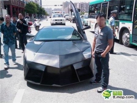 Cảnh sát bắt phạt xe “nhái” Lamborghini Aventador - 2 Cảnh sát bắt phạt xe “nhái” Lamborghini Aventador - 2