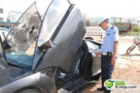Cảnh sát bắt phạt xe “nhái” Lamborghini Aventador - 4 Cảnh sát bắt phạt xe “nhái” Lamborghini Aventador - 4