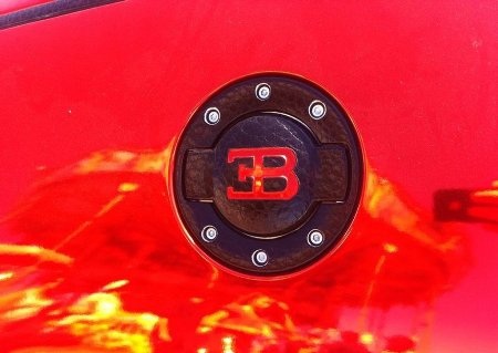 Siêu xe Bugatti Veyron trong sắc đỏ chói loà - 2