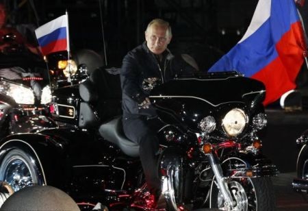 Thủ tướng Nga Putin cưỡi mô-tô "khủng" diễu hành - 1 Thủ tướng Nga Putin cưỡi mô-tô "khủng" diễu hành - 1