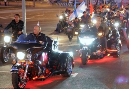 Thủ tướng Nga Putin cưỡi mô-tô "khủng" diễu hành - 2 Thủ tướng Nga Putin cưỡi mô-tô "khủng" diễu hành - 2