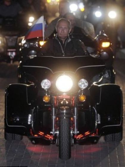 Thủ tướng Nga Putin cưỡi mô-tô "khủng" diễu hành - 4 Thủ tướng Nga Putin cưỡi mô-tô "khủng" diễu hành - 4