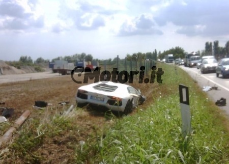 Siêu xe Lamborghini Aventador đầu tiên lâm nạn - 1 Siêu xe Lamborghini Aventador đầu tiên lâm nạn - 1