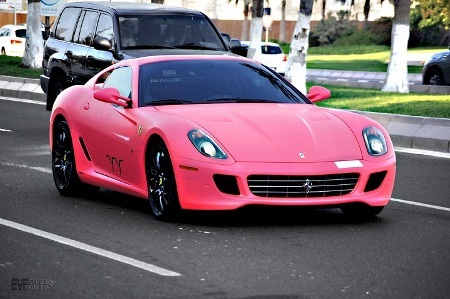 Siêu xe Ferrari hồng dạo phố - 1 Siêu xe Ferrari hồng dạo phố - 1