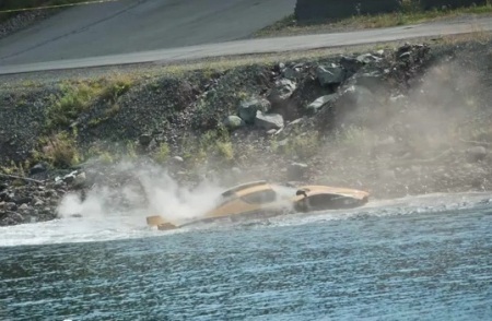 Cập nhật hình ảnh siêu xe 1,5 triệu USD lao xuống biển - 2