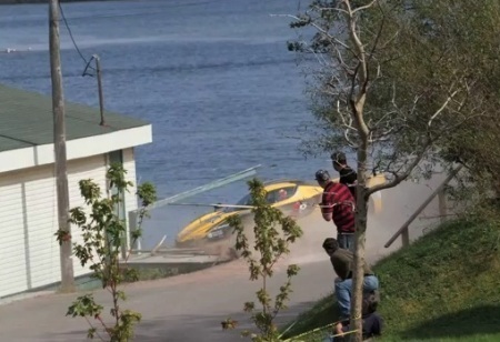 Cập nhật hình ảnh siêu xe 1,5 triệu USD lao xuống biển - 1