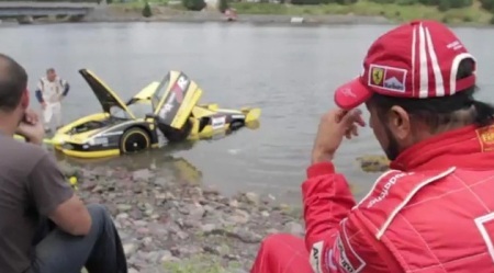 Cập nhật hình ảnh siêu xe 1,5 triệu USD lao xuống biển - 7