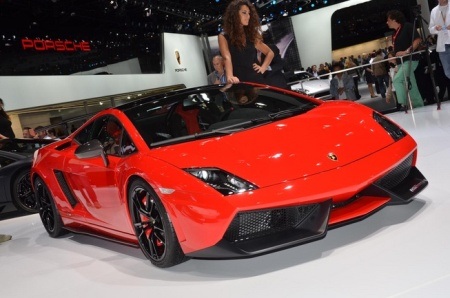 Lamborghini “vòng quanh thế giới” trong hai phút - 1 Lamborghini “vòng quanh thế giới” trong hai phút - 1