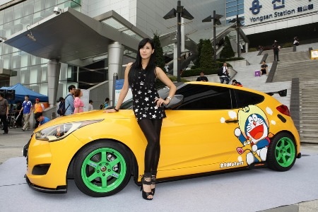 Kiều nữ khoe dáng bên xe Hyundai Veloster - 1