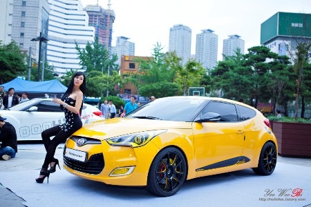 Kiều nữ khoe dáng bên xe Hyundai Veloster - 3