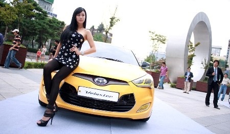 Kiều nữ khoe dáng bên xe Hyundai Veloster - 5