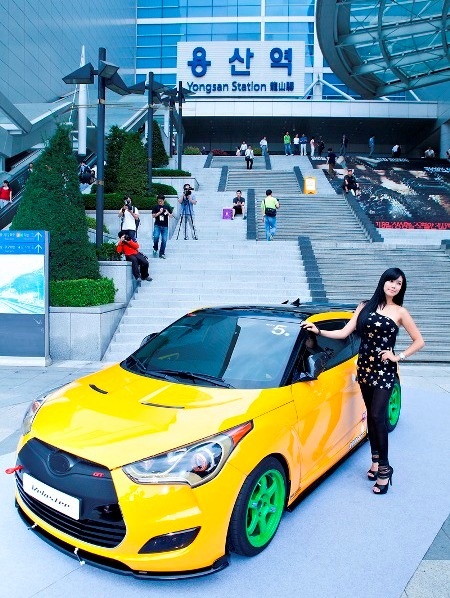 Kiều nữ khoe dáng bên xe Hyundai Veloster - 13