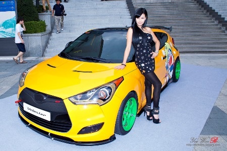 Kiều nữ khoe dáng bên xe Hyundai Veloster - 14