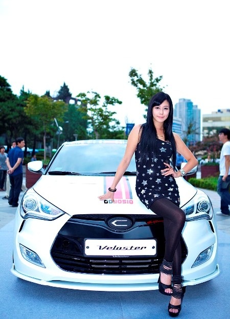 Kiều nữ khoe dáng bên xe Hyundai Veloster - 15