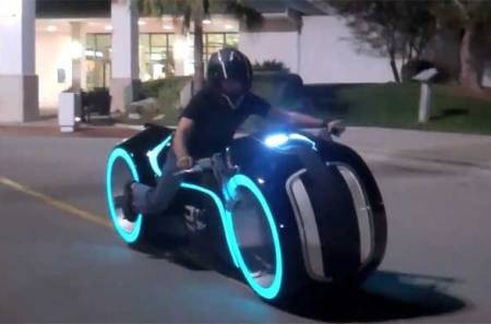 Xe Tron Light Cycle lăn bánh ngoài đời thực - 1