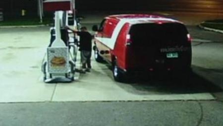 Bố say xỉn để con gái 9 tuổi lái ô tô - 1