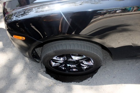 Xe Rolls-Royce sụp “hố tử thần” - 3 Xe Rolls-Royce sụp “hố tử thần” - 3