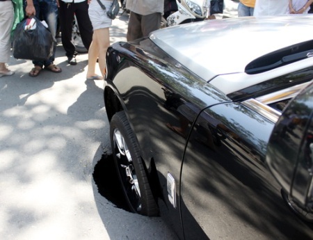 Xe Rolls-Royce sụp “hố tử thần” - 4 Xe Rolls-Royce sụp “hố tử thần” - 4